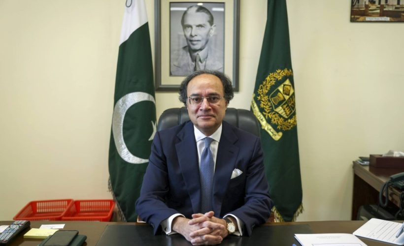 Finance Minister Muhammad Aurangzeb has voiced growing concerns over Pakistan’s debt situation as international creditors show reluctance to roll over existing loans. In a detailed address, Aurangzeb emphasized the pressing need for reforms to stabilize the economy, focusing on enhancing tax revenues, promoting technological innovation, and reducing government inefficiencies.